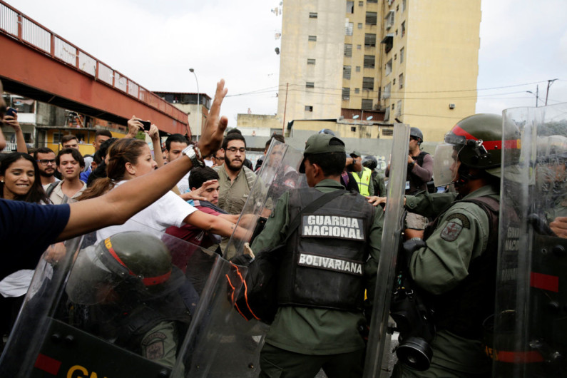 Francia y Venezuela quieren mantener separación de poderes