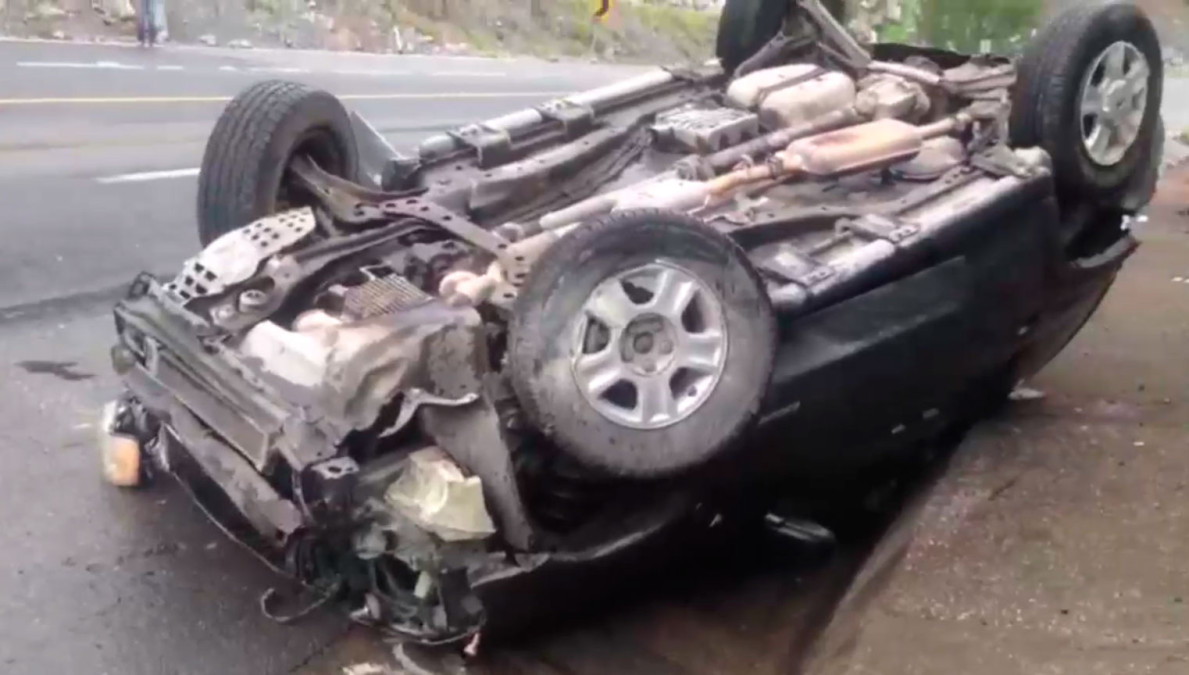 Se registra volcadura en caretera de Victoria; un lesionado