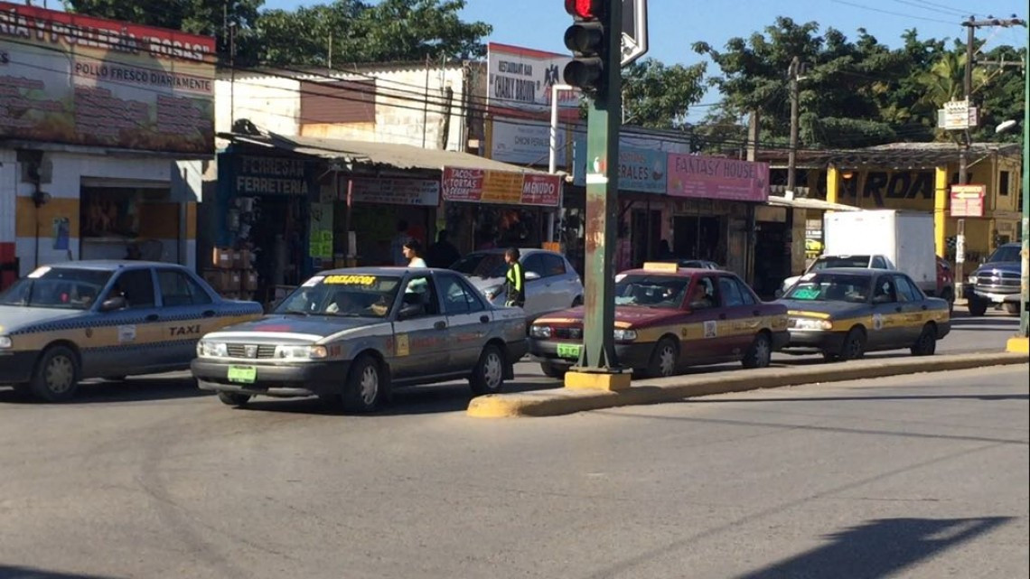Realizan operativo para ordenar el transporte público 