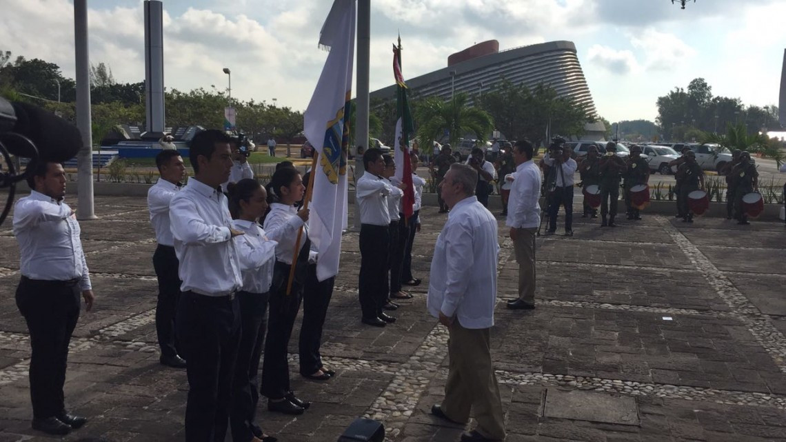 UAT rinde respeto a víctimas del sismos en ceremonia de abanderamiento