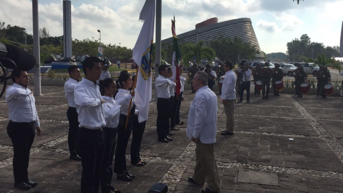 UAT rinde respeto a víctimas del sismos en ceremonia de abanderamiento
