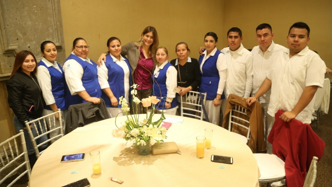 Dedica Maki Ortiz festejo a enfermeras en su día