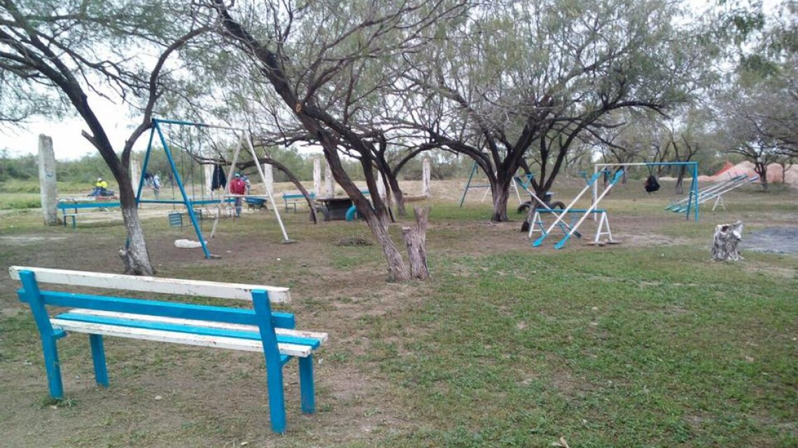 Realizan mantenimiento en plaza pública