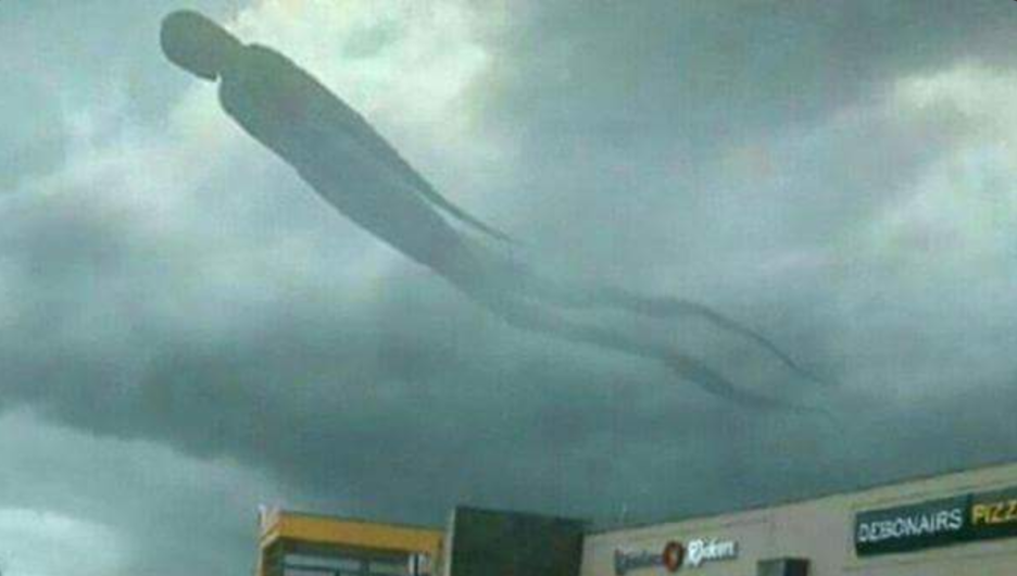 Extraña "silueta humana" en el cielo aterroriza a habitantes en Zambia