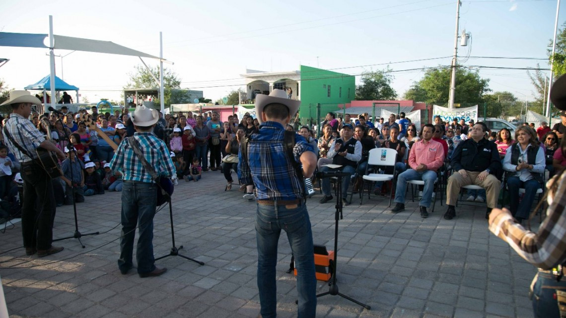 Disfrutan familias de eventos culturales