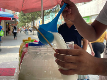 Se elevan ventas de aguas frescas por ola de calor 