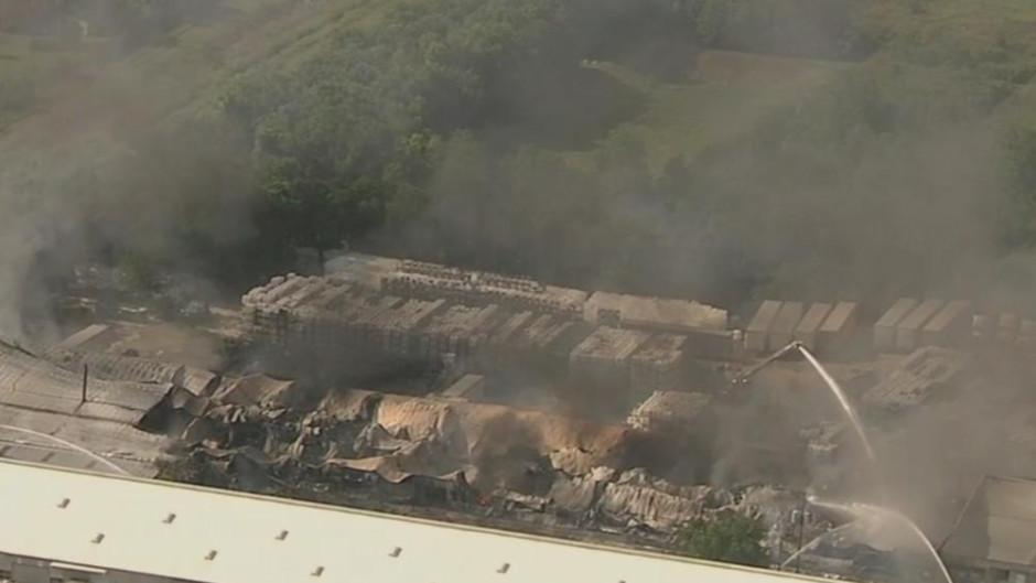 Incendio consume bodega de contenedores en Houston