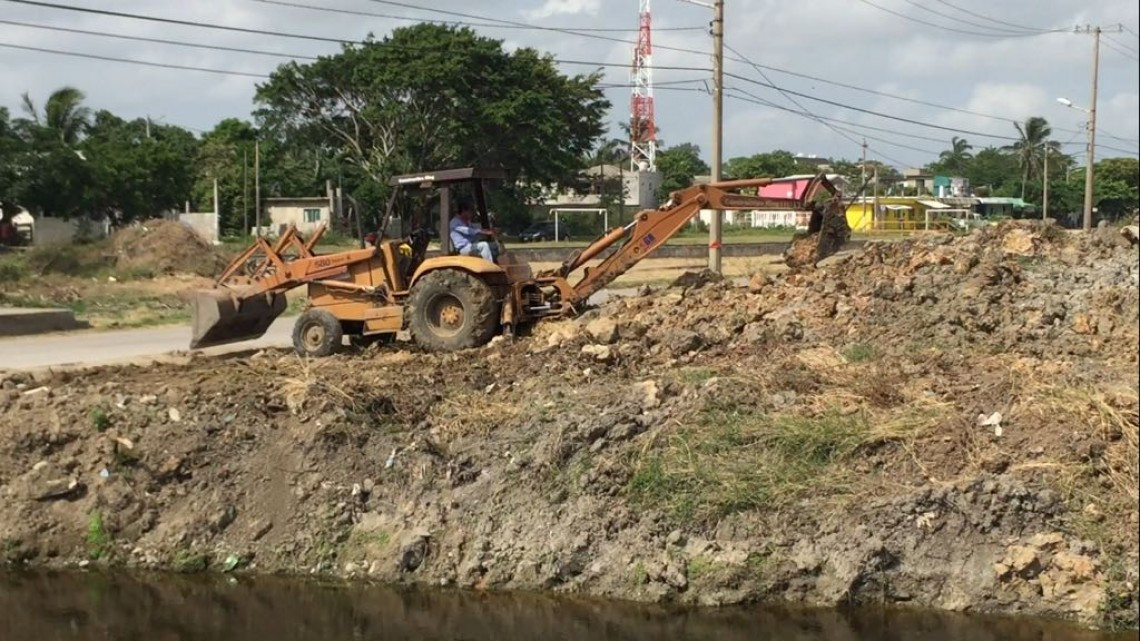 Realizan trabajos de limpieza de canales pluviales y del sistema lagunario