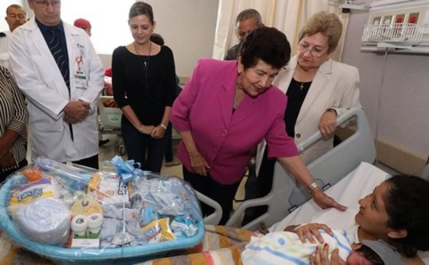 Alcaldesa de Tampico conoce a los primeros bebés nacidos en el 2017