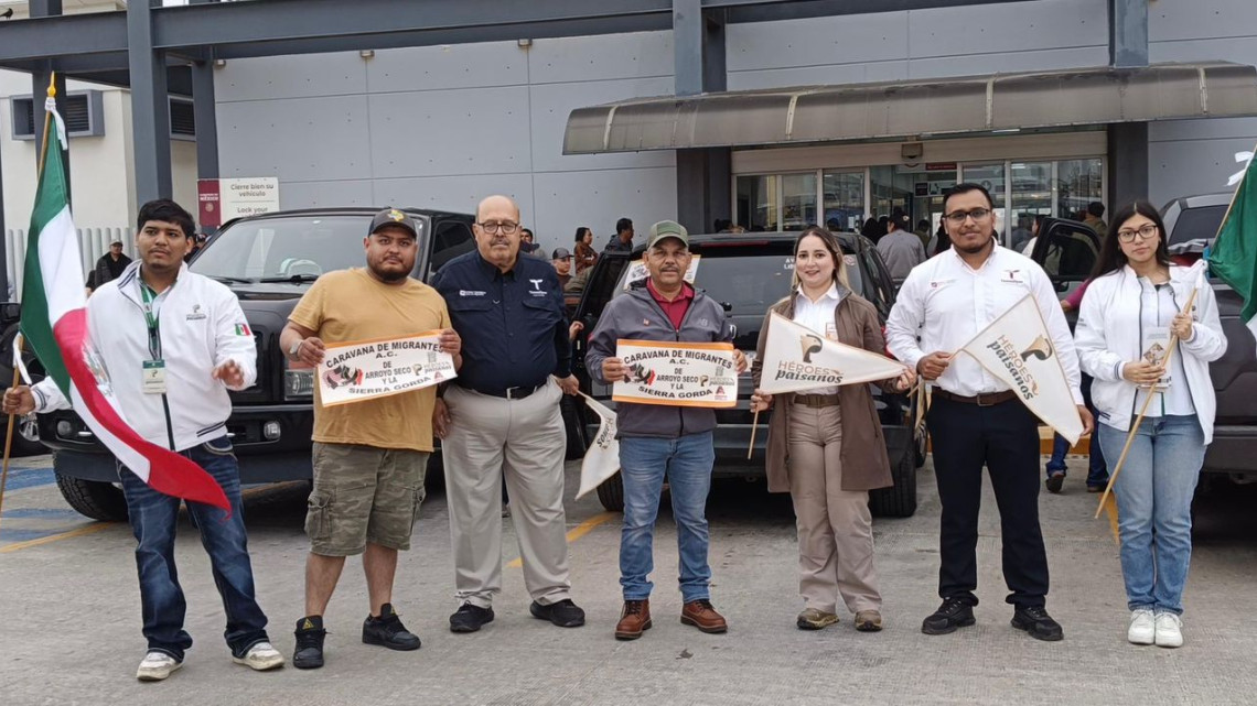 Arriban caravanas de paisanos por el puente internacional Pharr