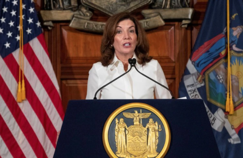 Gobernadora de Nueva York reportó 12,000 muertes por COVID-19 que no fueron registradas por Cuomo