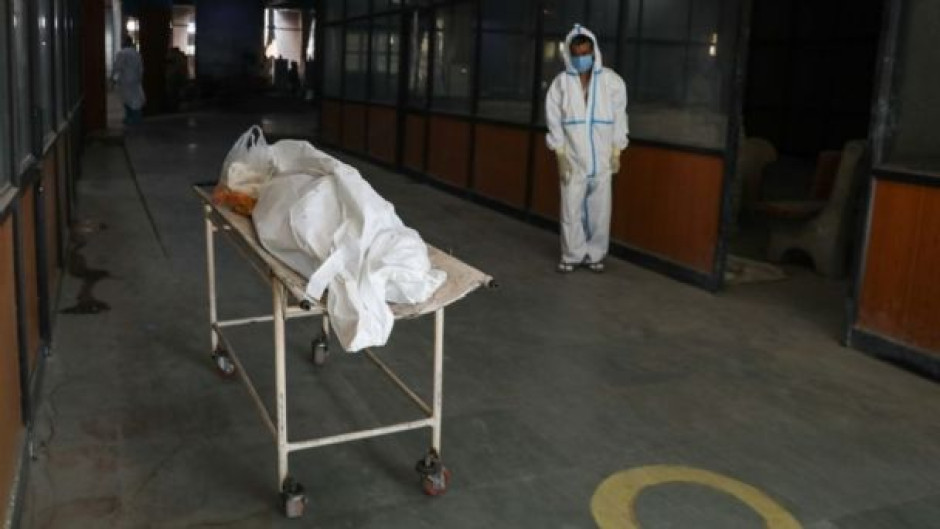 Abarrotan cementerios y crematorios de la India por Covid-19