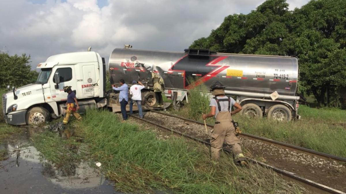 Tren embiste tráiler que transportaba material flamable