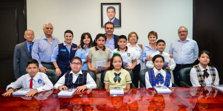 Alcalde recibe a participantes de la Olimpiada Estatal del Conocimiento