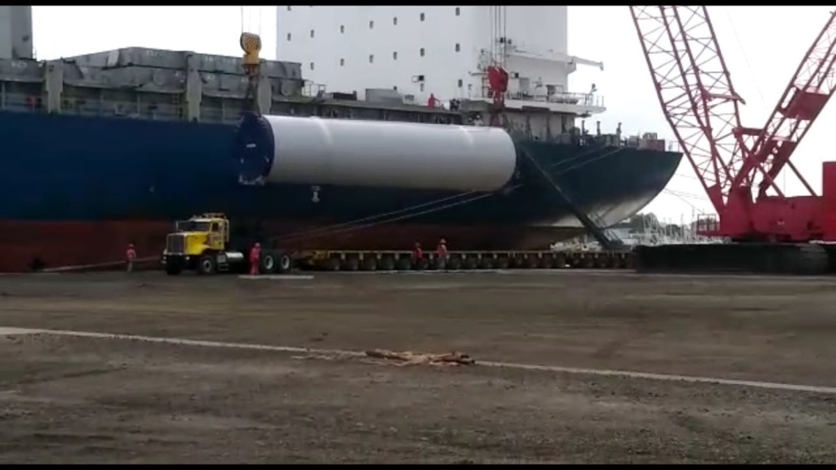 Arriba a Tampico barco Star Luster con 100 torres eólicas