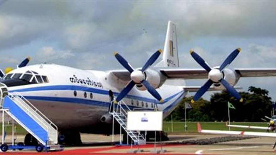Equipos de Myanmar empiezan a retirar cuerpos de avión militar accidentado