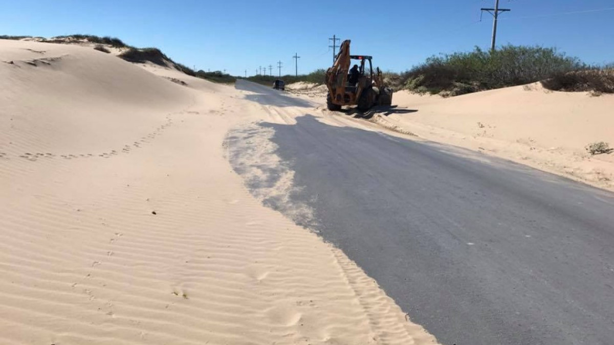 Retiran montaña de arena que cubría la carretera a Higuerillas 