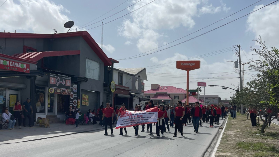 Presionan al SNTE con paro de labores: Exigen maestros rechazo a la Ley del ISSSTE