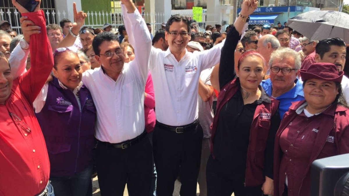 Entregan constancia de registro a Armamdo Martínez