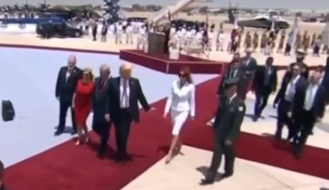 Captan desplante de Melania a Trump