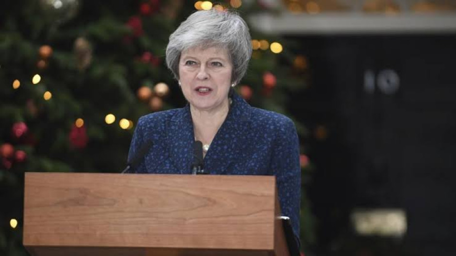 Theresa May salva su liderazgo y se compromete a entregar Brexit