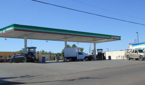 Llega a gasolinera en bicicleta y se roba galón de aceite