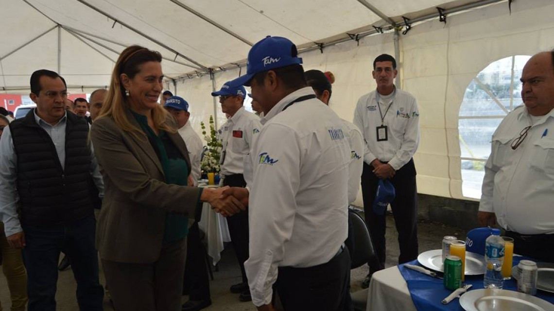 Ayuntamiento felicita a policías en su día