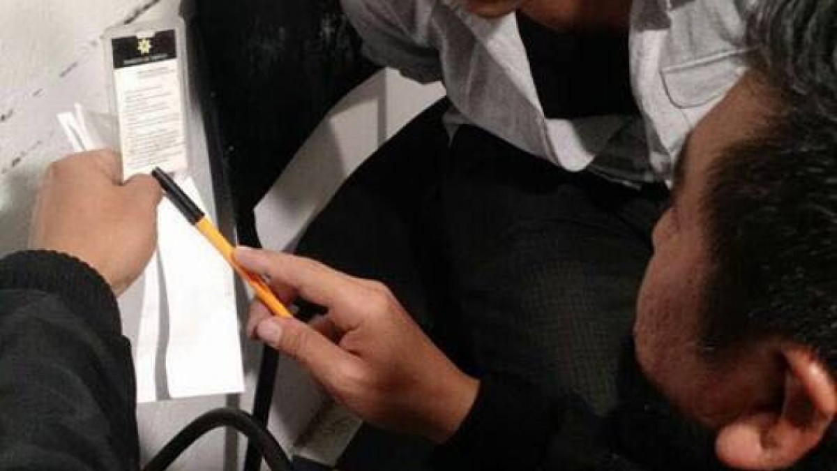 Le hacen el alto y se pone agresivo con agente vial