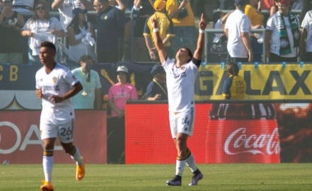 'Chicharito anota en la victoria del Galaxy frente al LAFC de Carlos Vela 