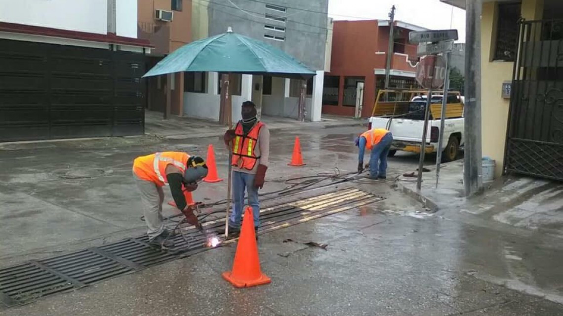 Realizan mantenimiento de rejillas pluviales