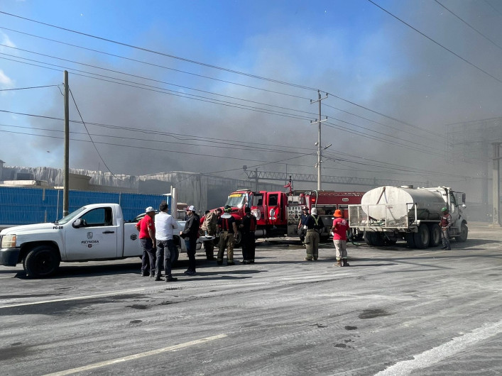 Continua labores contra incendio en recicladora 