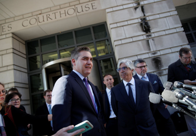 Ordena juez devuelvan acreditación a corresponsal de CNN