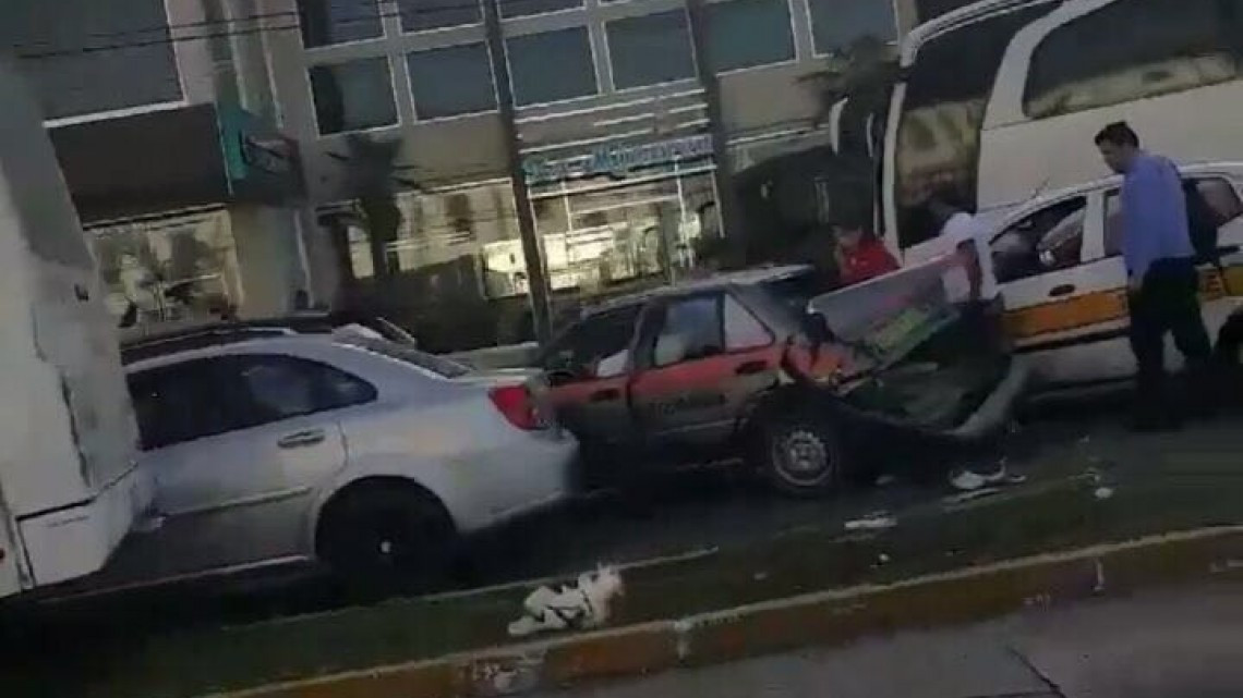 Microbús se queda sin frenos e impacta 4 automóviles