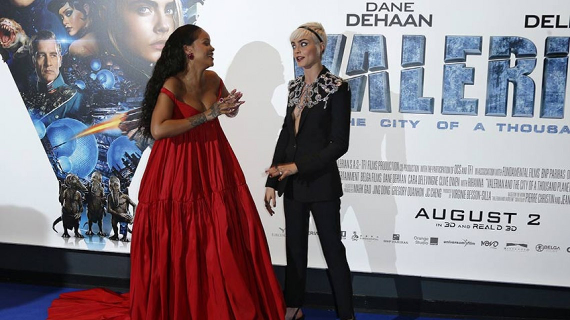 Rihanna con vestido rojo y un gran escote