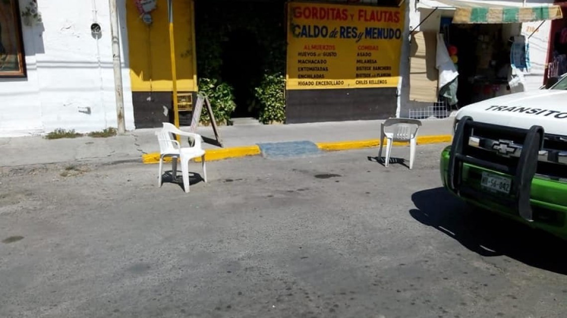 Retira tránsito objetos para separar estacionamientos