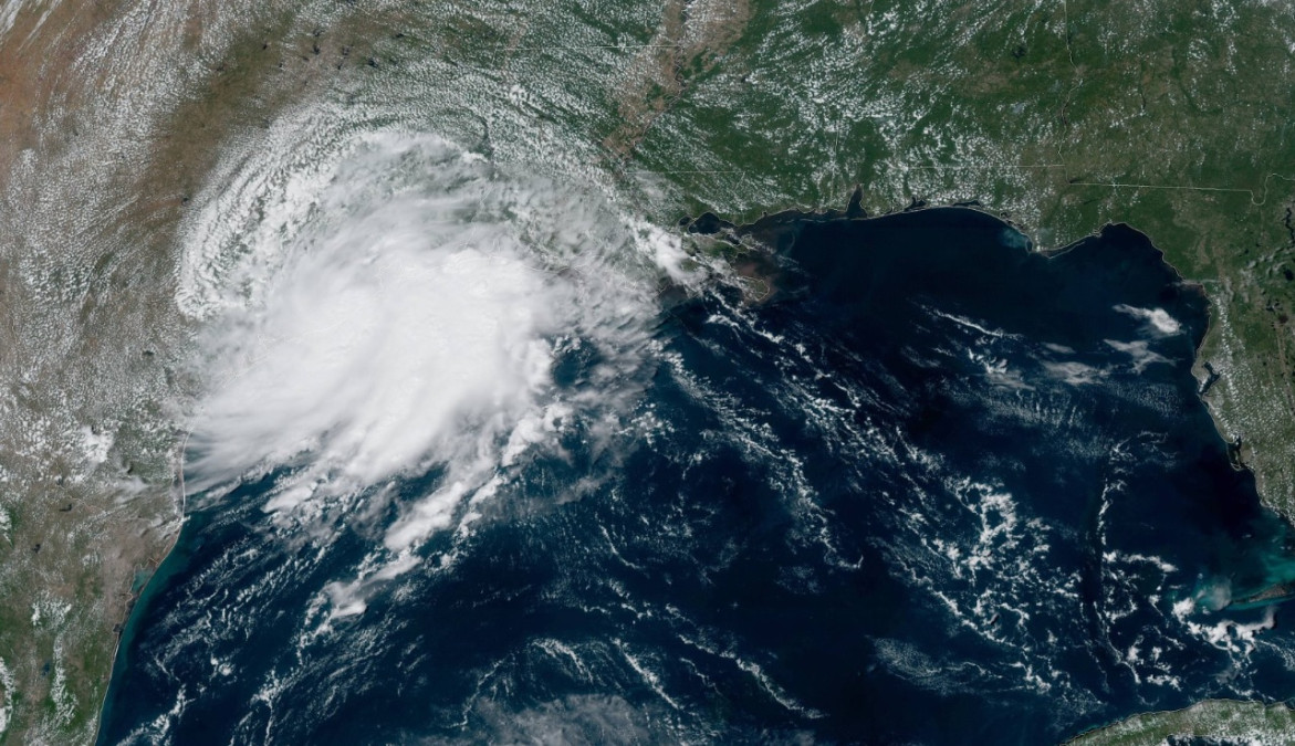 ‘Imelda’ se debilita a depresión tropical a su llegada a Texas