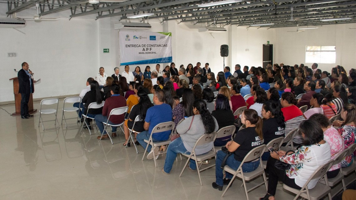 Entrega alcalde constancias APF