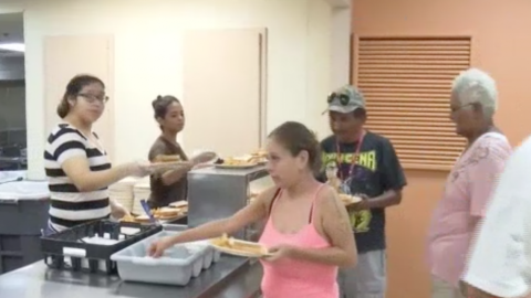 Loaves & fishes brinda comida a las personas que mas lo necesitan 