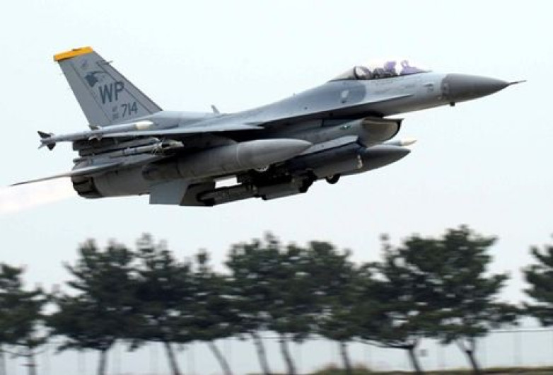 Piloto de EU estrella un F-18 en Filipinas