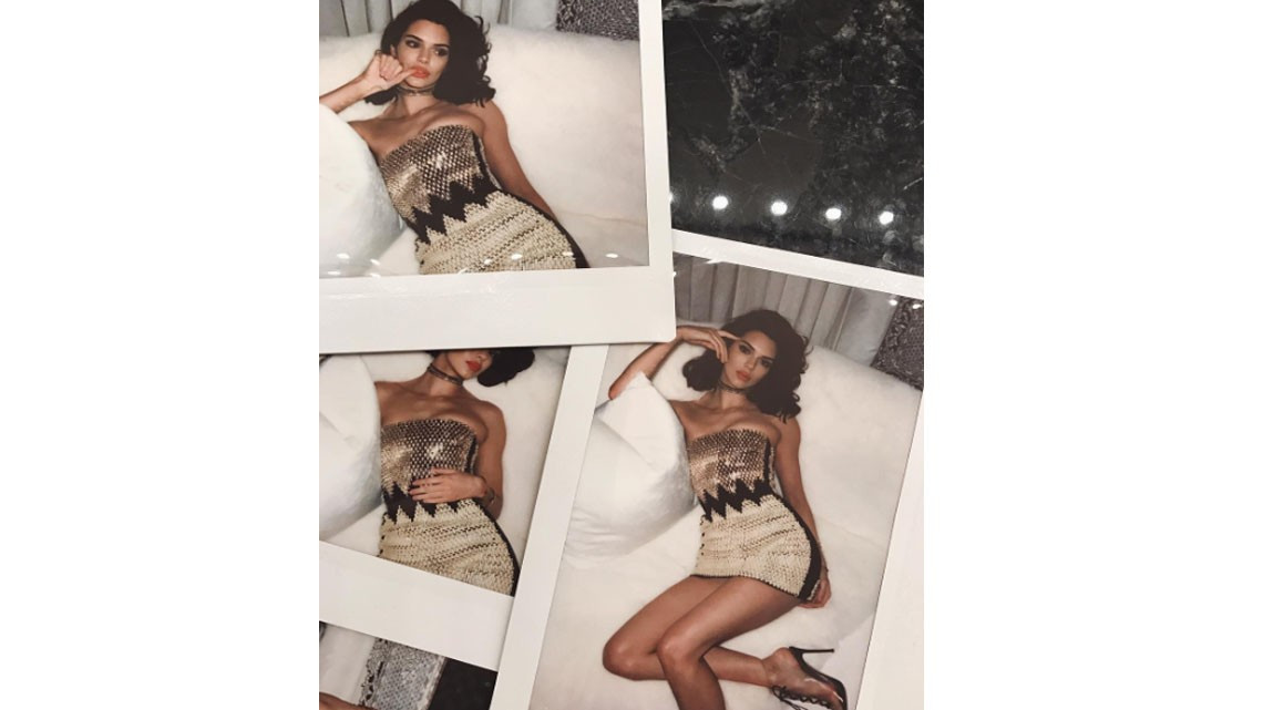 Deja a la vista uno de sus senos al posar con un top transparente