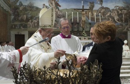 Pide el Papa a las madres dar el pecho “sin miedo” en público