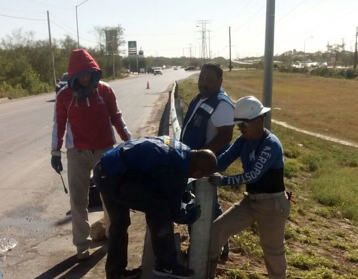 Instalan 18 tramos de defensas metálicas