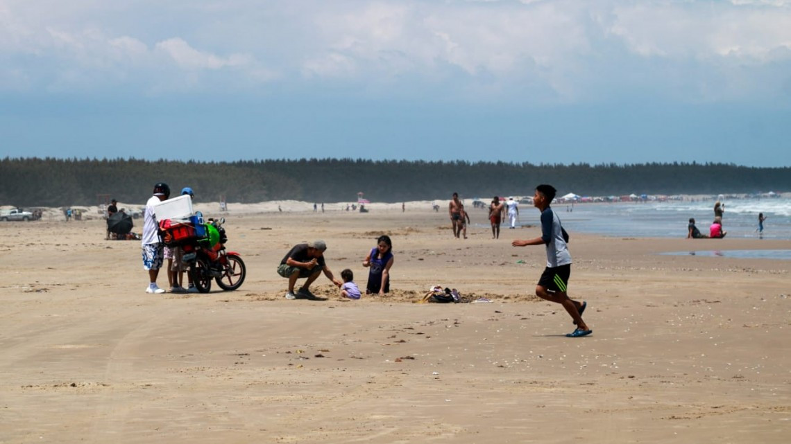 Cientos de turistas se dan cita en playa Tesoro
