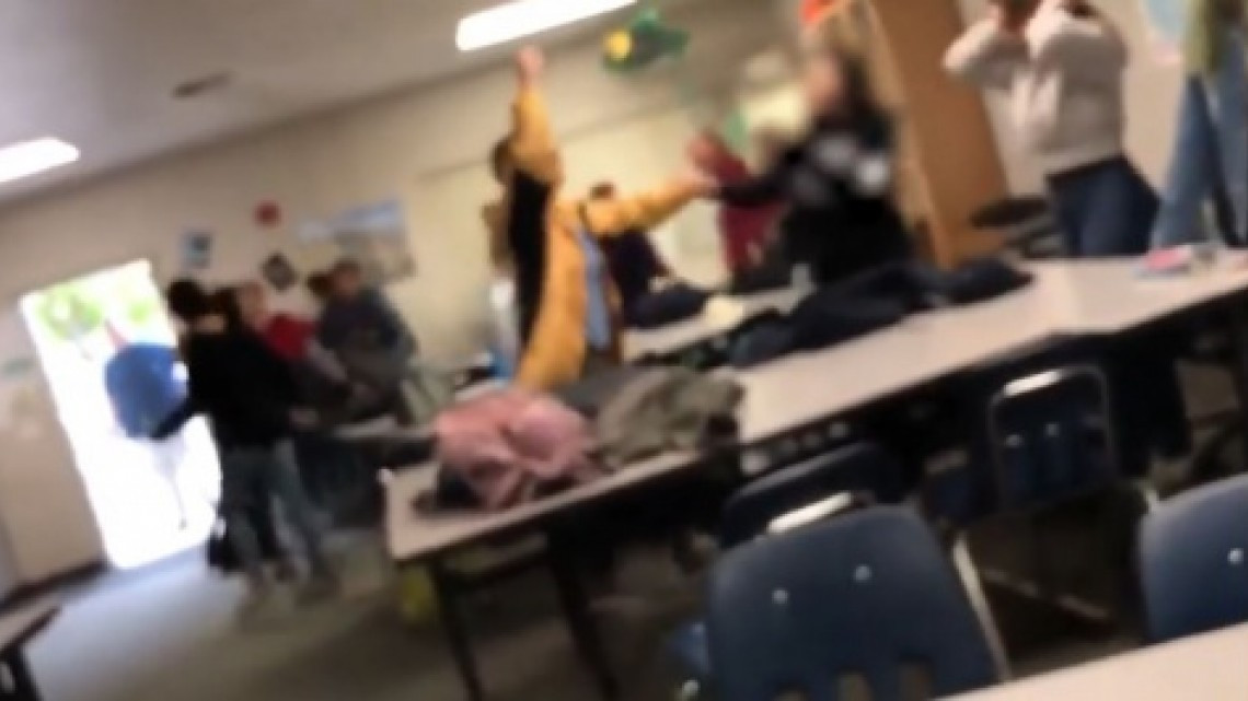 Maestra detenida tras cortar pelo de sus alumnos a la fuerza