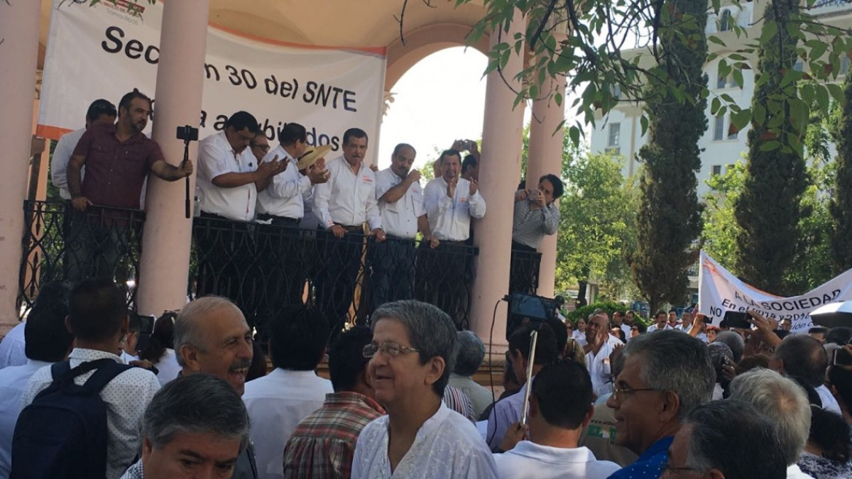 Protestan maestros contra ISSSTE