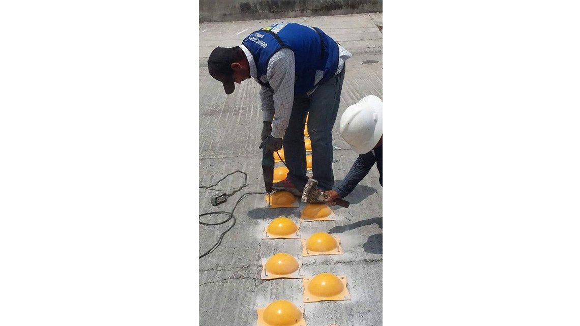 Instalan boyas en calle Rodolfo Garza Cantú
