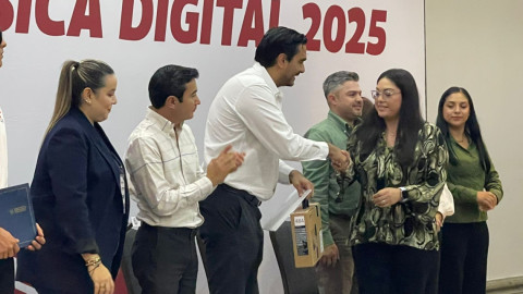 Reciben comerciantes computadoras y cursos