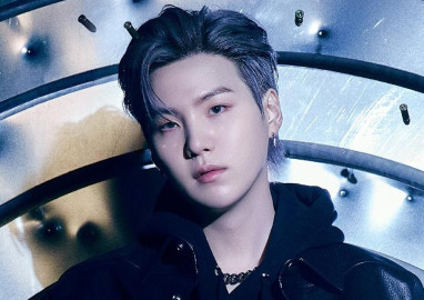 SUGA para Valentino en Semana de la Moda, París