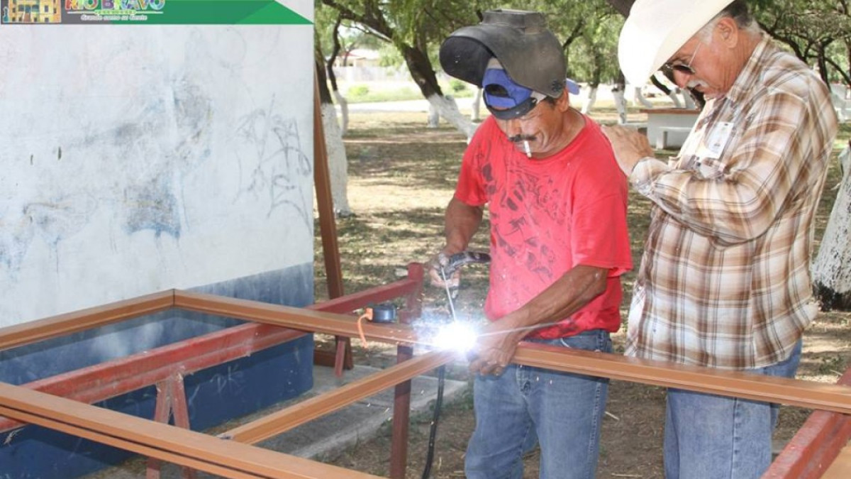 Dan mantenimiento a parque en colonia Hijos de Ejidatarios