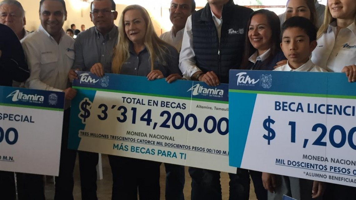 Respaldo a la educación con entrega de becas escolares